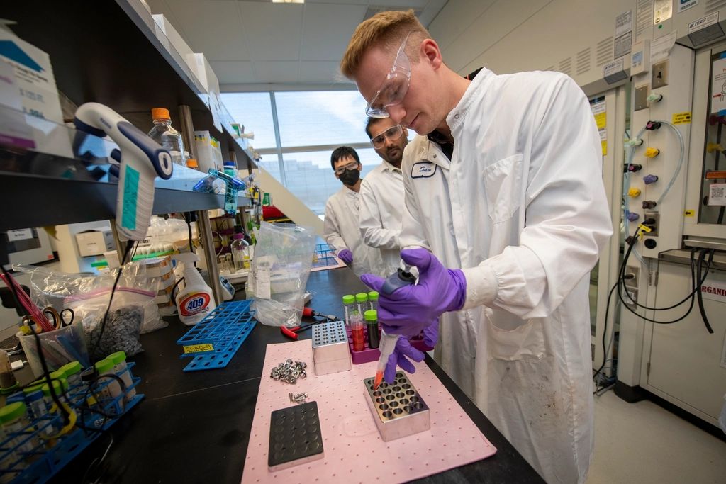 Axenza Pharma scientists working in the laboratory